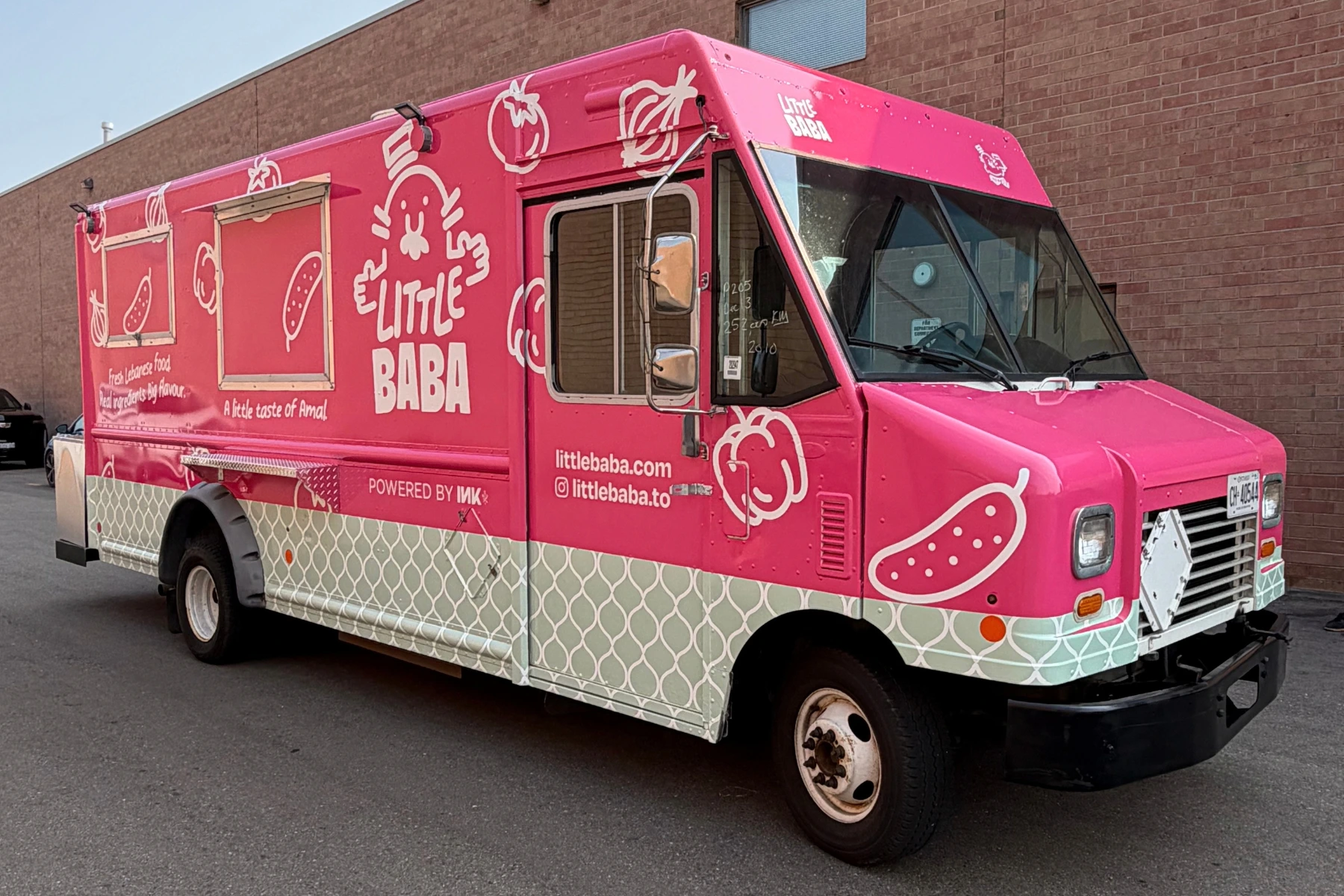 How a Custom Food Truck Wrap Supports Brand Visibility
